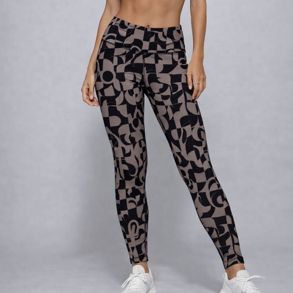 Chic & Supportive Two-Piece Activewear Set ✨ - Picture 3 of 8